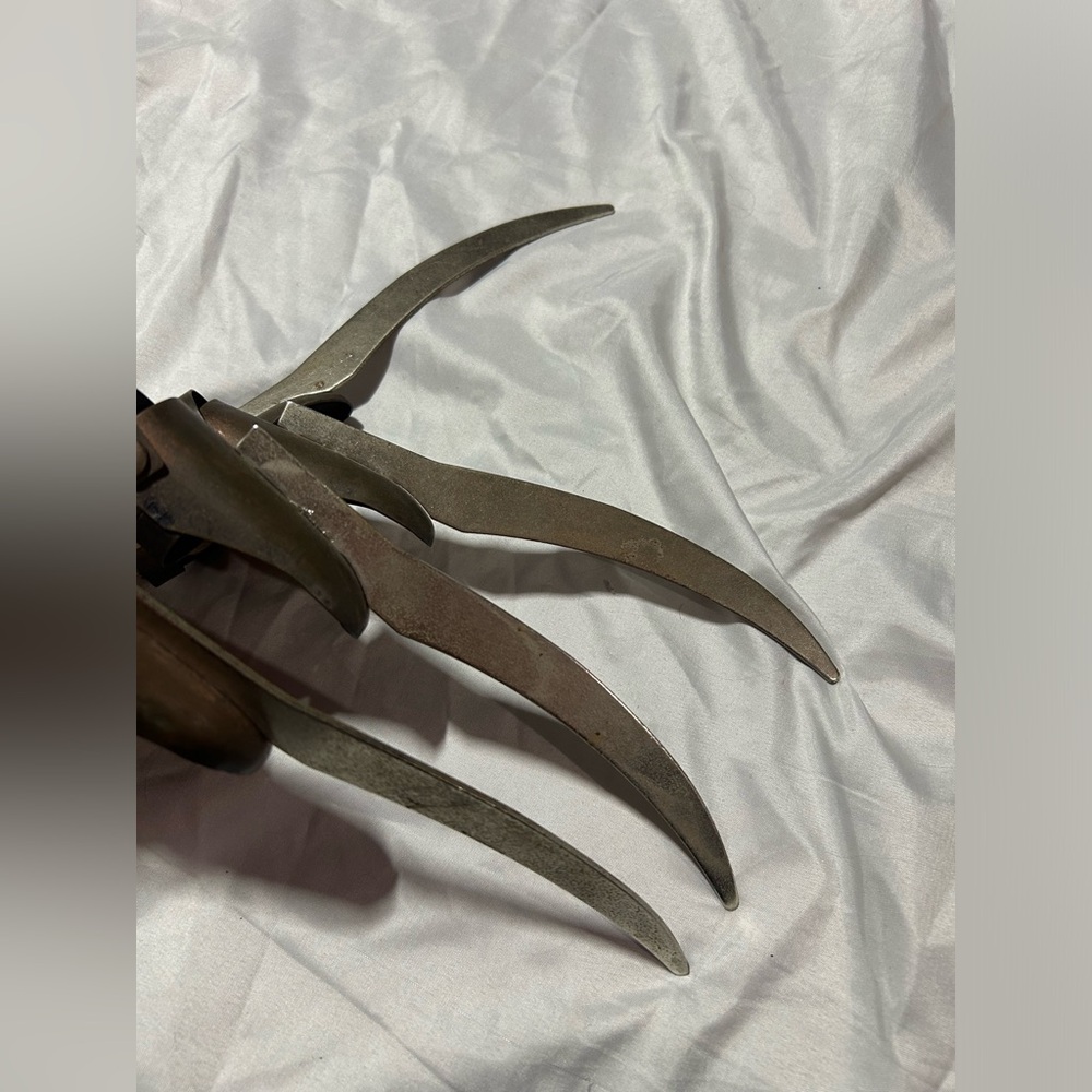 REAL METAL Freddy Krueger Claw - Picture 3 of 6